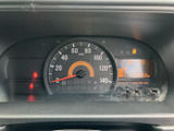 速度計を中心に、車両情報を確認できるメーターを配置しています。走行中に必要な情報をひと目で把握しやすく、表示部も隣接して日常の運転をサポートします。