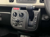 操作が簡単なシフトレバーですのでストレスなく運転が出来ますよ!エアコンはダイヤル式のマニュアルエアコンです!