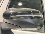 死角検知警告システムが装備されており、車線変更の際、死角に入る車両の検知、警告を行います。また、サイドミラー内部のインジケータが点灯し、危険の促しをしています。