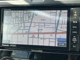 道路や周辺施設が表示された地図画面で、現在地周辺の確認に役立ちます。画面の脇には音量やメニューなどのボタンが並び、表示の切り替えも手元で行いやすい配置です。お出かけ先の確認にも便利です。