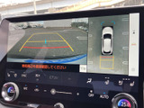 後方映像に加え、車両周辺を上から見た表示も確認でき、駐車時の周囲の把握をサポートします。目安となるガイド表示もあり、日常の駐車に便利な装備です。