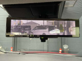 スマートルームミラーは、車両後方に設置されたカメラの映像を、ルームミラーに映し出すことで、死角をなくし、安全性を向上させることができます。また、夜間や雨天時でも、クリアな映像を映し出すことができます。