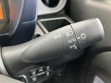 レバーには各種表示が見やすく記されており、運転席から位置や表示を確認しやすい配置です。手元にまとまった操作部で、日常の運転時にも必要なスイッチ類を把握しやすくなっています。