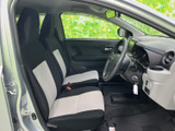 明るい色を組み合わせたシートが車内をすっきりと見せ、運転席から前方を確認しやすい見晴らしです。足元にもゆとりがあり、乗り降りのしやすさも感じられる空間です。