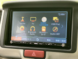 FM・AMやテレビ、ディスク、Bluetoothなど、音源を選ぶ項目がひと目で分かる画面です。好みや利用する機器に合わせて切り替えやすく、毎日の車内で便利に活用できます。