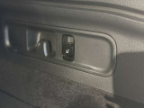 トランク内のスイッチ操作だけで後部座席をワンタッチで倒せる機能。重い荷物を持ったままでも操作でき、長尺物や大きな荷物の積み込みがスムーズに行えます。