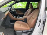 ブラウン系のシートが車内に温かみを添え、座面と背もたれの形状が身体を受け止めます。前方から周囲を見渡しやすく、運転席と助手席でゆったり過ごせる室内です。