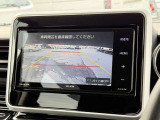 【バックカメラ】駐車時に後方がリアルタイム映像で確認できます。大型商業施設や立体駐車場での駐車時や、夜間のバック時に大活躍!運転スキルに関わらず、今や必須となった装備のひとつです!