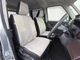 運転席まわりには十分なスペースがあり、大柄な方でもゆったり運転していただける環境です。