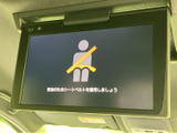 天井に設置されたモニターにはシートベルト着用を促す案内が表示されます。後席からも確認しやすい位置にあり、乗車時に安全への意識を高めるための情報を共有できます。