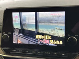 モニターには映像が表示され、走行中の同乗者も車内でコンテンツを楽しめます。画面下には複数の操作項目が並び、タッチで選びやすいレイアウト。移動時間の過ごし方が広がります。