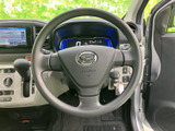 握りやすい形状で、運転席からメーターやナビ画面も見渡しやすい配置です。手元にはボタン類も備わり、視線を大きく動かさずに必要な操作へアクセスしやすくなっています。