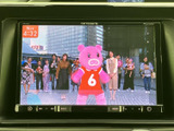 停車中にテレビ映像を視聴でき、休憩時間や待ち合わせのひとときを車内で過ごす際に便利です。画面に番組映像が表示され、操作メニューも見やすく確認できます。