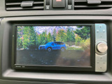 停車中に映像やテレビを楽しめる画面を備えています。見やすい位置に配置され、手元のボタンやダイヤルで扱いやすく、休憩時の車内時間を快適に過ごすのに役立ちます。