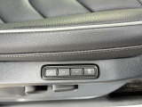 運転席シートは電動アジャストタイプ。メモリープリセット機能付きなのでご家族で運転交代される際も、ポジション調整の手間がかかりません。
