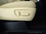 パワーシート搭載。微妙な調整が手軽にでき、ピッタリのポジションで運転することが可能です。