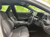 前席は視界が開け、運転席から前方や周囲を確認しやすいレイアウト。落ち着いた色合いのシートとゆとりある足元で、日々の移動も快適にお過ごしいただけます。