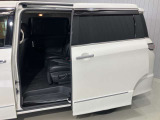 【両側オートスライドドア】子供を乗せたりするのにも隣のお車を気にせずストレスフリー★雨の日などはリモコンキーからドアの開閉ができて、とても便利な両側オートスライドドア★