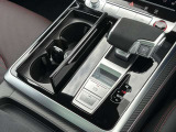 Audiのシフトレバーは、その車のトランスミッションに合わせて異なるデザインと機能を持っており、運転の楽しさと快適さを追求しています。