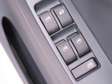 パワーウィンドウのスイッチです。 運転席に居ながら助手席の窓を開け閉めできるので便利ですよ。 ロック機能も付いてるので子供がイタズラして窓を開けるという事もできなくできますよ。