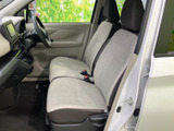 前席は明るい色合いのシートで、車内にやわらかな印象をもたらします。運転席からは前方や周囲を見渡しやすく、助手席の方もゆったり座れるため、毎日の移動を心地よく過ごせます。