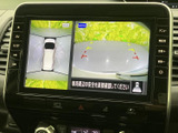 周囲の映像を画面で確認でき、駐車時など車両周辺を把握したい場面で便利です。複数方向の映像が見やすく表示されるため、周囲を確認しながら落ち着いて操作いただけます。