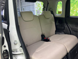 後席は左右にゆとりを持って座れるベンチシートで、ヘッドレストも備わります。明るい内装色が広々とした印象を添え、窓からの見通しもよく、同乗者にも落ち着いて過ごしていただけます。