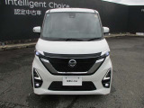 LEDヘッドライトは、本当に明るくて安全です。暗い夜道からお客様を守ってくれます。運転しやすいですし、黄色いハロゲンライトと見比べてください。