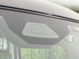 【スズキ セーフティサポート】走行中に前方の車両等を認識し、衝突しそうな時は警報とブレーキで衝突回避と被害軽減をアシスト。より安全にドライブをお楽しみいただけます。