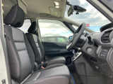 前席は運転席と助手席が並び、座面や背もたれの形状から落ち着いて過ごせる空間が感じられます。窓からの視界も広く、乗り降りの際にも車内の様子を確認しやすいレイアウトです。