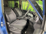 運転席まわりには十分なスペースがあり、大柄な方でもゆったり運転していただける環境です。