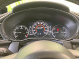 速度や燃料残量などの情報を運転席から確認しやすい配置です。各表示がまとまっており、走行中も必要な情報を目で追いやすく、日々の運転に役立ちます。