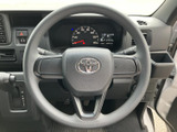 握りやすい形状で、運転席からメーターや各種操作部にも目を配りやすいレイアウトです。前方を見ながら運転に集中しやすく、日常の移動を支えます。