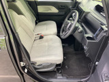 前席は座面と背もたれにゆとりがあり、乗り降りもしやすい開口部です。運転席まわりまで見渡しやすく、足元もすっきりしているため、落ち着いて過ごせます。