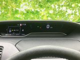 走行に必要な情報が運転席前方にまとめて表示され、視線を大きく動かさず確認しやすい配置です。表示内容がすっきり整理され、運転中に必要な情報を把握しやすいメーターまわりです。