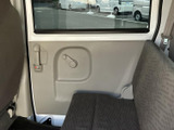 大きな窓から外の景色を楽しめる後席空間で、ドア内張りには手動式の窓操作部が備わります。座ったまま周囲を見渡しやすく、同乗者にも落ち着いて過ごしていただけます。