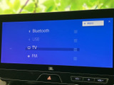 BluetoothやUSB、TV、FMなどの選択項目が画面に並び、利用したい音源を選びやすい構成です。日々の移動時間に合わせて、お好みのメディアを楽しめます。