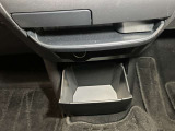 お気に入りのCDなどが収納できる格納式ボックス★