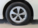 純正のアルミホイール装着車です。タイヤサイズは195/65R15です。