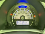 速度表示やシフト位置、燃料残量などを運転席から確認しやすいメーターまわりです。表示がひとまとまりになっており、運転に必要な情報を把握しやすい構成。日々の確認にも役立つ装備です。