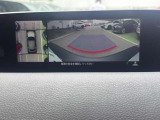 360&deg;ビューモニターでは、両サイドとフロント、バックカメラの合成で、あたかも上空から見下ろした様に周囲を確認して頂けます。駐車場だけでなく、T字路等でも活躍のアイテムです!