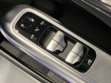 運転席ドアトリムには窓の一括コントローラーと電動ドアミラーのコントローラーが装備。