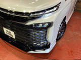 【LEDヘッドライト】悪天候や夜間走行時も良好な視界を確保し安心して運転できる高輝度LEDヘッドライトを装備!点灯速度が早く、消費電力も抑えられています。