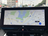 地図上に現在地や周辺の道路、施設が表示され、目的地までの道順を確認する際に役立ちます。画面内の案内表示を見ながら行き先を設定でき、初めて訪れる場所への移動もサポートします。