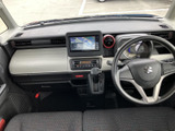 運転席から助手席まで見渡しやすい、開放感のある前席まわりです。ナビ画面やメーターが目に入りやすく、明るい色合いのパネルと広いフロントガラスが、落ち着いた運転空間を演出します。
