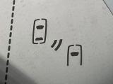 【ブラインドスポットモニター】走行中、ドアミラーの死角になりやすい箇所に後続車が接近するとサイドミラーのレンズに警告を表示!ドライバーに注意喚起をしてくれます。