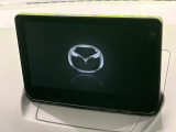 【8インチマツダコネクト】車内の雰囲気にマッチした大型のディスプレイ。スマホ接続でのナビ使用やBluetooth再生等、様々な機能が楽しめます。直感的なダイヤル操作が可能で、使い勝手も良好です。