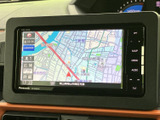 周辺の道路や施設が地図上に表示され、現在地を確認しながら目的地へ向かう際に便利です。画面内には時刻や縮尺なども表示され、行き先の確認をサポートします。
