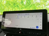 大きく見やすい画面にナビや各種メニューがまとまり、目的地検索から音楽選びまで扱いやすい構成です。音量などの操作部も画面下に配置されています。