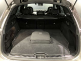 トランク容量は同一他社車両より広く、旅行やゴルフ等様々な場面で役立ちます。
